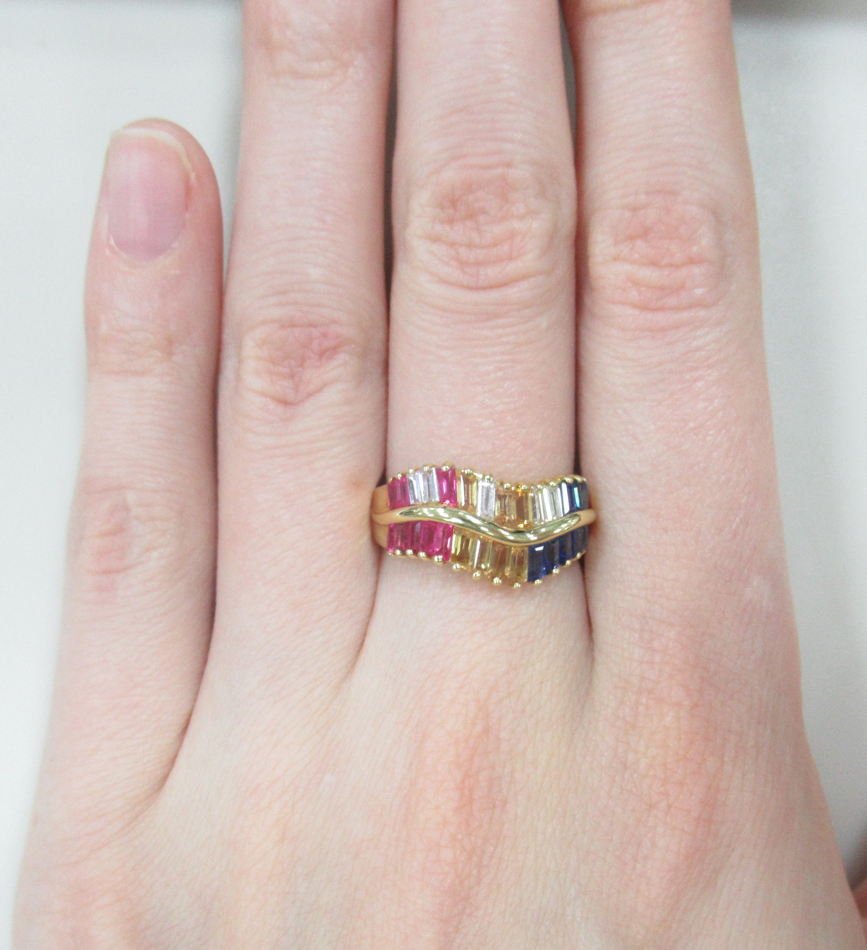 Кольцо из желтого золота с рубинами. бриллиантами и сапфирами